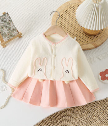 Ensemble craquant avec cardigan brodé lapin et jupe rose légère. Doux, fantaisiste et confortable, idéal pour les petites rêveuses.