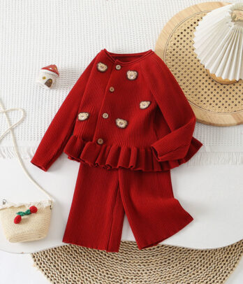 Ensemble chic pour fillette avec pantalon à carreaux et gilet à volants, confortable et tendance, parfait pour l’école, les sorties ou les occasions spéciales.