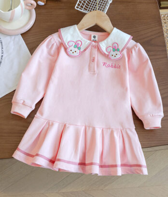 Robe rose "Rabbit" à col Claudine, douce et élégante, parfaite pour les fêtes ou les sorties. Confortable et facile à enfiler pour un style raffiné.