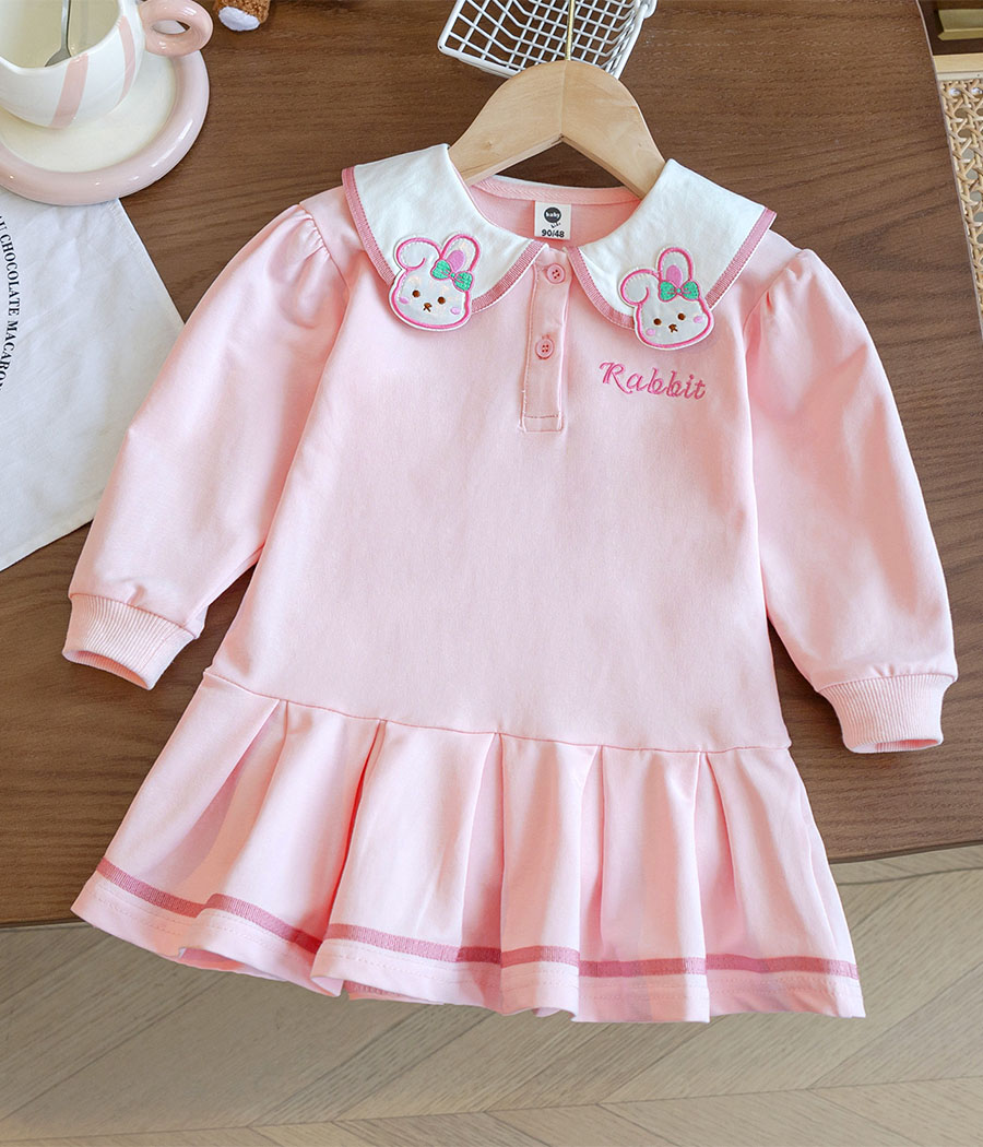 12394-4 Robe rose "Rabbit" à col Claudine, douce et élégante, parfaite pour les fêtes ou les sorties. Confortable et facile à enfiler pour un style raffiné.