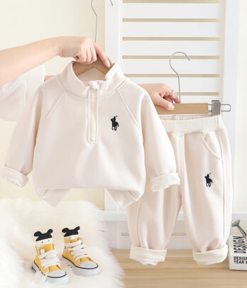 Ensemble jogging blanc cassé au style polo chic et confortable, parfait pour l’école, les sorties ou les moments cocooning à la maison.