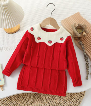 Ensemble "fraise" avec pull en laine doux et jupe droite assortie. Confortable, original et joyeux, parfait pour l’automne et les journées gourmandes.
