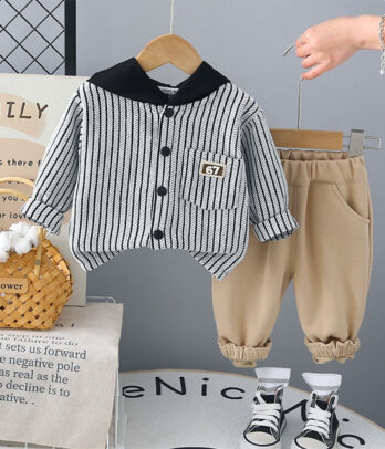 Un look élégant et confortable pour les petits gentlemen ! Inspiré du vestiaire rétro, cet ensemble est parfait pour les sorties spéciales, les fêtes ou les looks quotidiens raffinés. Confortable et stylé, il fait de chaque jour une occasion chic.