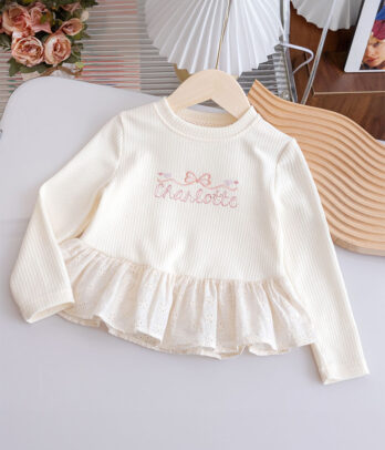 Pull "Charlotte" léger et raffiné avec volants et broderie anglaise, idéal pour un look doux et romantique au printemps ou à l’automne.