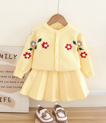 Set jupe et cardigan jaune lumineux décoré de fleurs rouges : une tenue joyeuse, confortable et printanière, parfaite pour un look frais et plein de charme.