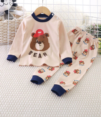 Pyjama deux pièces doux et chaud avec motif "BEAR" sur le haut et pantalon imprimé assorti. Confortable et adorable, idéal pour les nuits d’hiver cosy.
