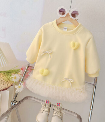 Robe jaune pastel légère et confortable pour fille, idéale pour les journées ensoleillées. Coupe évasée et tissu doux pour un look frais et joyeux.