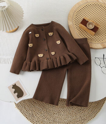 Ensemble deux pièces en laine marron doux et chaud avec motifs nounours. Confortable, élégant et parfait pour l’école, les sorties ou les journées cocooning.