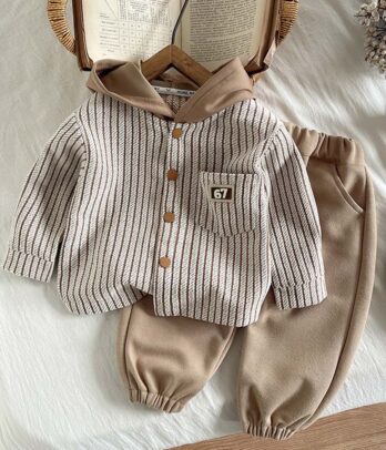 Le charme rétro s’invite dans la garde-robe des tout-petits ! Conçu pour mêler confort et élégance, cet ensemble revisite le style classique avec des tons chauds et naturels. Idéal pour les journées fraîches, les petites sorties ou les moments à photographier.
