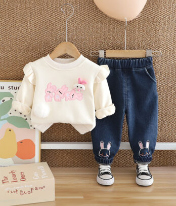 Ensemble craquant avec jean confortable et pull doux brodé d’un lapin. Pratique et tendre, parfait pour l’école, les sorties ou les journées fraîches.