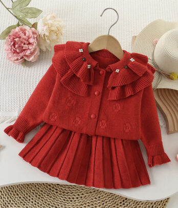 Ensemble rouge en laine avec double col et jupe plissée, chaud, élégant et confortable, idéal pour l’hiver, les fêtes ou les sorties stylées.