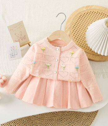 Ensemble adorable avec jupe plissée rose et cardigan fleuri. Doux, frais et élégant, parfait pour un look printanier plein de charme.