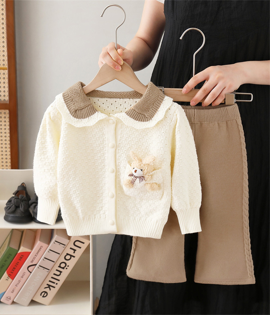 24587-10 Ensemble cosy en maille douce composé d’un cardigan beige boutonné et d’un pantalon marron confortable. Parfait pour l’automne, l’école ou les sorties.