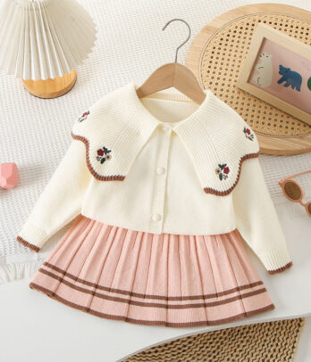 Ensemble chic avec jupe plissée fluide et cardigan à col brodé de petites fleurs, doux et élégant, parfait pour l’école, les fêtes ou les sorties en famille.