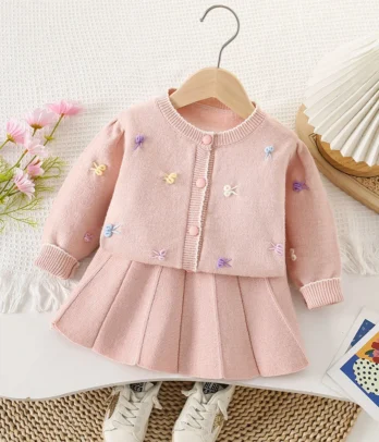 Ensemble chic avec cardigan tricoté doux et jupe plissée fluide, détails délicats et tons roses fleuris, parfait pour un look élégant au quotidien.