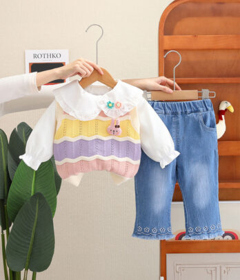 Un souffle de tendresse pour les journées ensoleillées ! Avec ses couleurs pastel et ses détails délicats, cet ensemble est parfait pour créer un look doux, joyeux et plein de fraîcheur. Idéal pour le printemps ou les sorties spéciales.