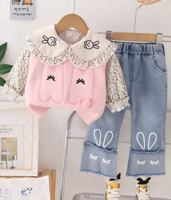 Ensemble fille Bunny Chic avec gilet rose brodé lapin, haut à col Claudine et jean bleu clair brodé.