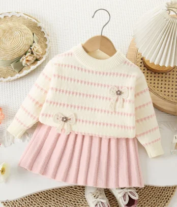 Ensemble élégant avec cardigan à petits nœuds et jupe plissée rose, confortable et raffiné, idéal pour l’école, les fêtes ou les sorties spéciales.