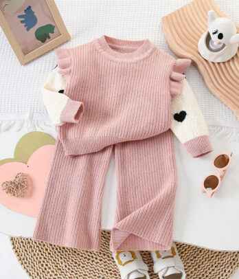 Ensemble deux pièces en laine douce et chaude, composé d’un pull confortable et d’un pantalon assorti. Idéal pour l’automne, l’hiver et les journées cocooning.