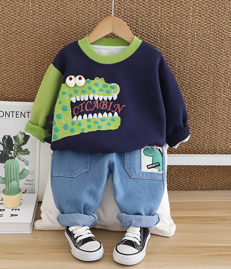 38314-0132 Ensemble garçon Dino Fun avec sweat graphique dinosaure bleu et vert et jean clair patché.