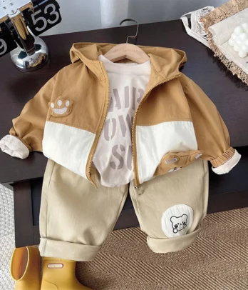 Ensemble garçon 3 pièces avec veste à capuche camel, t-shirt beige imprimé et pantalon beige à motif ours.