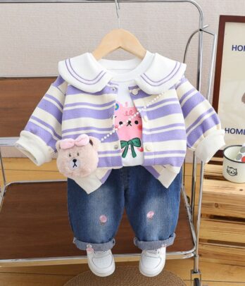Ensemble fille Lila Douceur avec cardigan rayé violet et blanc, t-shirt imprimé lapin rose et jean bleu.