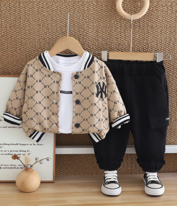 Ensemble garçon 3 pièces Teddy "N.Y" avec veste beige imprimée, t-shirt blanc et pantalon cargo noir, style streetwear urbain tendance.