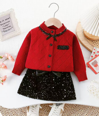 Set festif fille : gilet rouge en maille doux et jupe noire à sequins scintillants. Confortable et chic, parfait pour briller lors des fêtes et occasions spéciales.