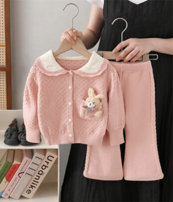 Ensemble vintage avec pantalon patte d’eph et cardigan rose doux. Confortable et tendance, il offre un look rétro-chic parfait pour l’école ou les sorties.