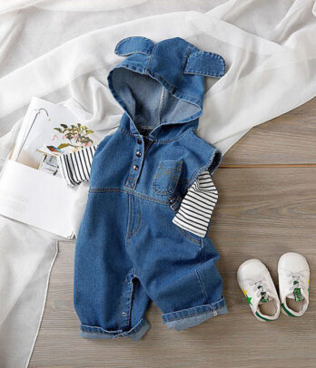 Combinaison sans manches en denim avec capuche, coupe ample et poches décoratives. Parfaite pour la mi-saison, à superposer pour un look stylé.
