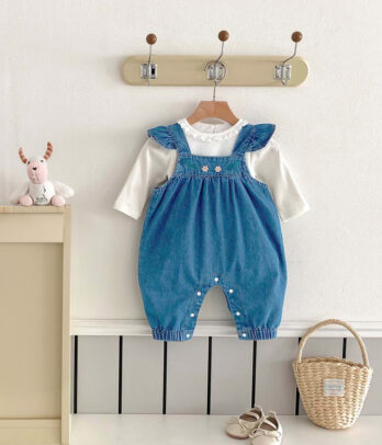 Adorable ensemble salopette en denim clair et pull blanc doux. Confortable, pratique et stylé, idéal pour toutes les saisons et les sorties.