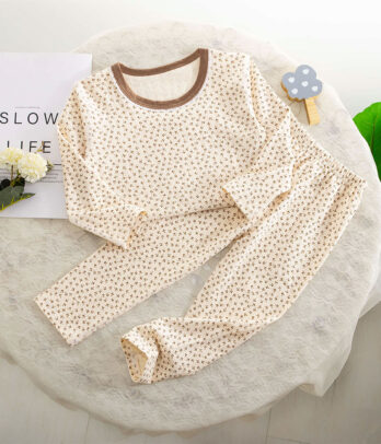 Pyjama beige automnal deux pièces en coton doux, orné de feuilles marron. Cosy et élégant, il offre confort et chaleur pour les soirées fraîches.
