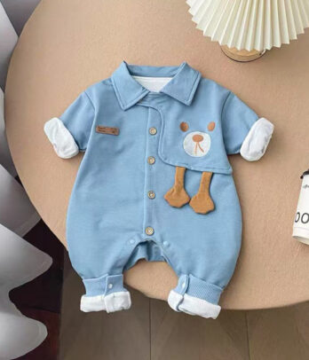 Barboteuse douce et confortable pour garçon, avec adorables détails ourson et boutons pression. Idéale pour les sorties, le cocooning ou en cadeau.