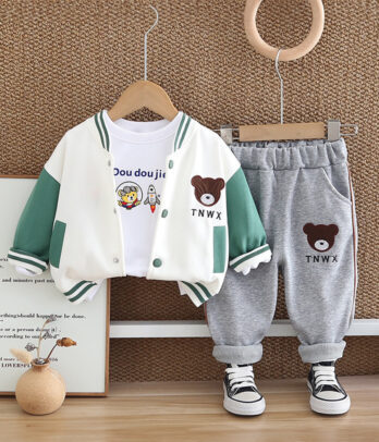 Ensemble garçon 3 pièces avec veste teddy blanche et verte, t-shirt imprimé cartoon et pantalon jogger gris à broderie ourson, look décontracté.