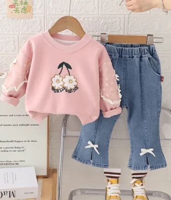 Ensemble 2 pièces fille doux et charmant : haut brodé de fleurs avec manches à nœuds et pantalon en jean clair, parfait pour le confort et les journées pétillantes.