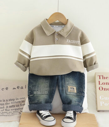 Ensemble garçon style collège avec polo beige à rayures et jean denim vintage patché.