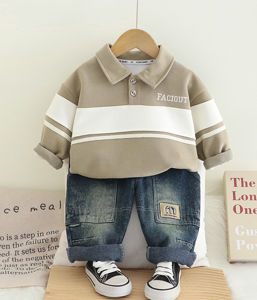 625571 Ensemble garçon style collège avec polo beige à rayures et jean denim vintage patché.