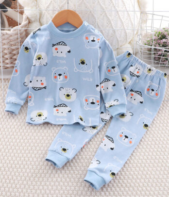 Pyjama bleu ciel doux avec imprimé oursons, confortable et respirant. Idéal pour des nuits paisibles et remplies de tendresse.