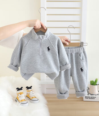 Jogging gris chiné style polo, doux et confortable, idéal pour le quotidien, l’école ou les sorties. Un look sporty chic pour les garçons actifs.