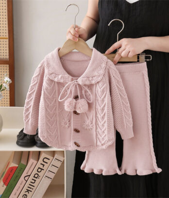 Ensemble en laine rose chic et confortable avec cardigan boutonné et pantalon assorti. Parfait pour l’école, les sorties ou les journées cocooning.