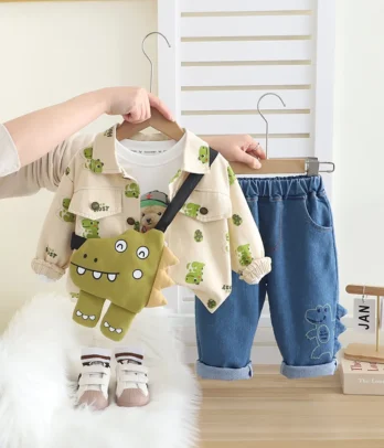 Ensemble 4 pièces "DINO" : pull imprimé, jean souple, veste à détails dinosaures et accessoire assorti pour un look ludique, confortable et aventurier.