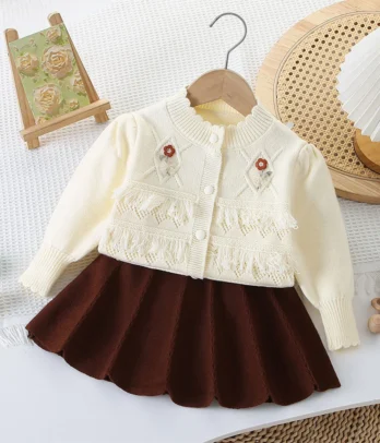 Ensemble cocooning avec jupe en laine marron et cardigan beige à pompons, doux et chaud, idéal pour l’école, les sorties ou les journées d’hiver.