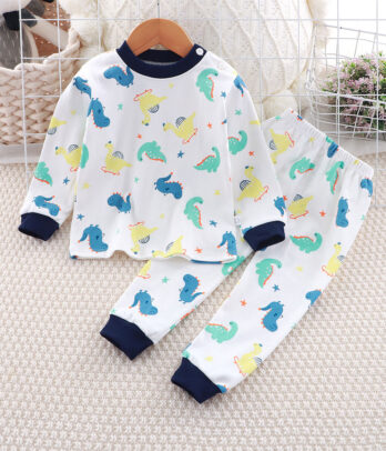 Pyjama blanc doux avec imprimés dinosaures colorés, confortable et respirant. Idéal pour des nuits pleines d’aventures et d’imagination.