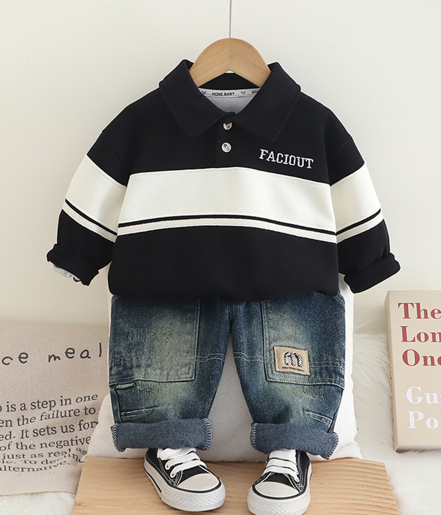 66431-0130 Ensemble garçon style collège avec polo noir à rayures blanches et jean denim vintage patché.