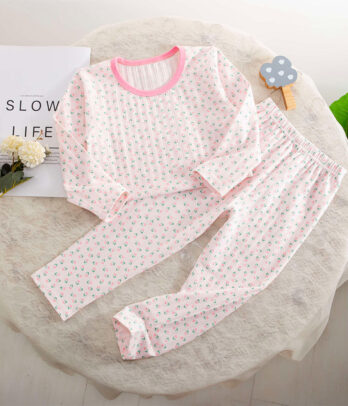 Pyjama deux pièces rose à imprimé fleuri, doux et respirant. Confortable et poétique, il accompagne les nuits paisibles des petites rêveuses.
