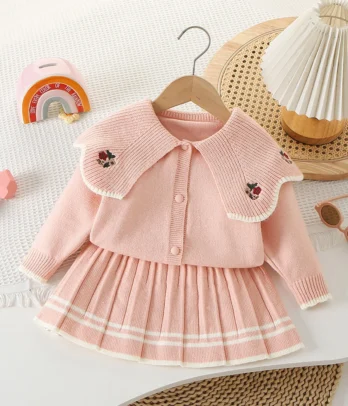 Ensemble élégant avec jupe plissée rose et cardigan à col brodé de fleurs, confortable et raffiné, parfait pour la mi-saison, les fêtes ou l’école.