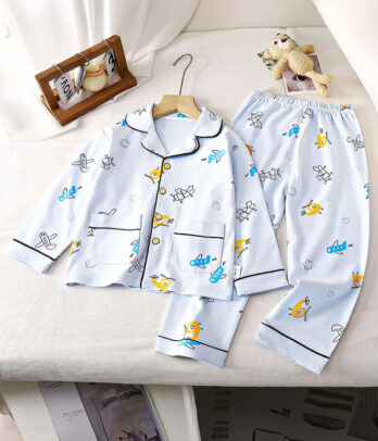 Pyjama en coton doux à motif pilote d’avion, boutonné à l’avant pour un style rétro. Confortable et pratique pour des nuits pleines de rêves.