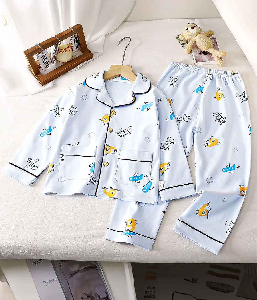 678781 Pyjama en coton doux à motif pilote d’avion, boutonné à l’avant pour un style rétro. Confortable et pratique pour des nuits pleines de rêves.