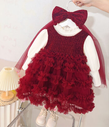 Ensemble adorable avec robe en tulle et pull blanc cassé. Doux, élégant et confortable, il est parfait pour les fêtes, les sorties ou les moments spéciaux.