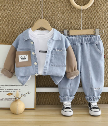 Ensemble denim urbain garçon avec veste en jean clair manches camel et pantalon coordonné.